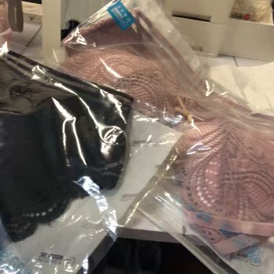 衣服很好，试穿了一下，真的是穿着很舒服，哈哈，颜色款式什么的也好看，适合我哦，刚刚在水里洗了一下，也没有褪色的情况，会回购的呦