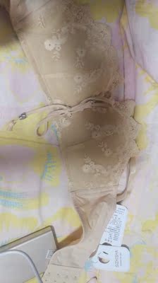 衣服很漂亮的，也很舒服，客服真的超级好啊！