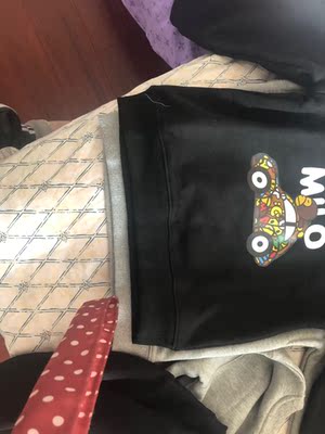 衣服一个尺码差距这么大，客服还要我去换货，我有那么多时间和你浪费吗，你们发货眼都没长吗，客服垃圾差差差差差差差差