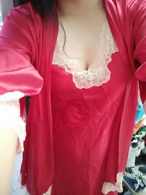 衣服质量很好，摸起来很舒服。