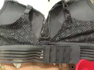 超级满意， 嘻嘻。超级舒服，很适合中小胸。反正胸大胸小对我无所谓，穿着舒服最重要。颜色也很好看。料子应该是特殊处理的 整件都很细腻的感觉。我已经洗了 等着穿啦