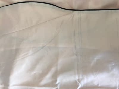 我买淘宝基本不会差评，这是第二个差评！衣服的黑色线把衣服染了，我老公说我买残次品！卖家说洗不掉。我看了很多睡衣，这个最薄最贵，结果就给我发残次品，不着急穿我完全可以退货，但是天太冷了我必须穿。写这个评论是要买这个睡衣的姐们们看清楚，你能接受这种瑕疵的话再买，别跟我一样气个半死。卖家态度很诚恳，也愿意解决问题，但是产品质量把关就是不够，给你们差评不为了别的，就希望你们吃一堑长一智，以后把产品做好了，第一次买这个品牌，非常失望。以后都会绕着走的。