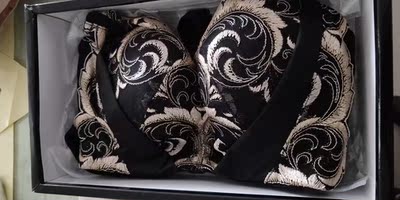 质量很好，款式迷人，就是我穿着不太舒服。按之前买别品牌的号买的75a回来，试穿有点压杯，比较下a杯很厚，调换了75b，又有点空杯，不知道咋回事。应该是自己身材的原因哈。