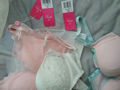 一样的价格,不一样的包装,吊牌也不一样,一次买了三件,两种包装,吊牌也是两种,问题要是价格问题的话,那其中两件价格一样,它们的包装至少要一样吧,价格便宜点那件包装差点我也想得通。问题是你这个其中有两件都是70多,一件包装好,一件包装差,这是什么情况。包装好的那件异味轻一些,包装差的那两件,异味重一些!用实图说话! 一样的价格,不一样的包装,吊牌也不一样,一次买了三件,两种包装,吊牌也是两种,问题要是价格问题的话,那其中两件价格一样,它们的包装至少要一样吧,价格便宜点那件包装差点我也想得通。问题是你这个其中有两件都是70多,一件包装好,一件包装差,这是什么情况。包装好的那件异味轻一些,包装差的那两件,异味重一些!用实图说话!