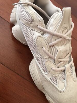 鞋子很不错,穿起来很舒适,而且还非常好看,卖家的服务也很到位,值得购买。 鞋子很不错,穿起来很舒适,而且还非常好看,卖家的服务也很到位,值得购买。