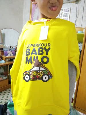 衣服早收到了，物流很给力，店家服务态度很好，我发发了我也指定的颜色、印花，孩子很喜欢，平时很少时间，衣服质量很好，洗过了，不掉色，而且也内衣任何线头问题，就是黄色给我们家的穿不耐脏，第一天穿几天弄的很脏，不过颜色上身效果很好哦。价格好实惠的，喜欢的可以放心购买！！！