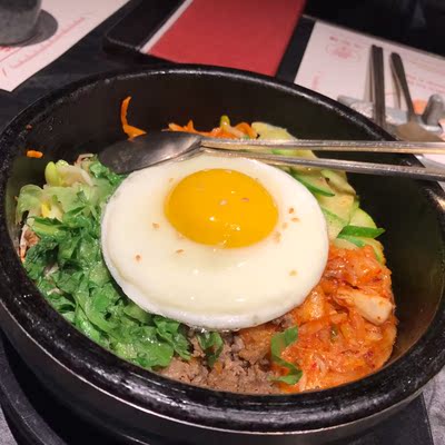 内衣刚刚好合适 是我买了三次才买到合适的内衣 但是这个内衣的材质和其他的不一样 洗完之后散发出一股非常大的胶味 所以这次合适我才买了试一下 但是之后不会再买了 虽然合适但是气味非常重 不知道会不会对身体造成什么影响 其次物流算是很快了 包装其实也挺好的