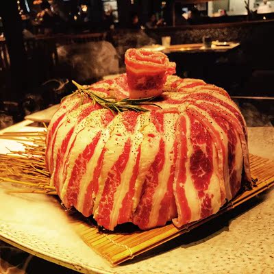 内衣刚刚好合适 是我买了三次才买到合适的内衣 但是这个内衣的材质和其他的不一样 洗完之后散发出一股非常大的胶味 所以这次合适我才买了试一下 但是之后不会再买了 虽然合适但是气味非常重 不知道会不会对身体造成什么影响 其次物流算是很快了 包装其实也挺好的