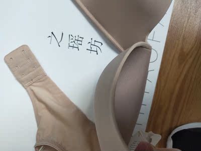 很满意,内衣穿着很舒服,不会由于面料的原因扎肉,非常适合胸小的人,穿衣服也很好看,聚拢,没让我失望。大小合适,厚薄合适,试穿了一会儿肩带也不会掉,穿起来也不空杯,真的不错!绝对是物超所值。面料也很好,柔软亲肤,还送了加长扣,很好看的款式,满意。 很满意,内衣穿着很舒服,不会由于面料的原因扎肉,非常适合胸小的人,穿衣服也很好看,聚拢,没让我失望。大小合适,厚薄合适,试穿了一会儿肩带也不会掉,穿起来也不空杯,真的不错!绝对是物超所值。面料也很好,柔软亲肤,还送了加长扣,很好看的款式,满意。