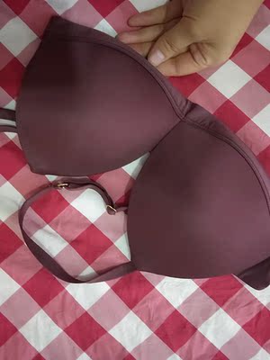 内衣很舒服,酒红色很漂亮很性感哦!没有钢圈很舒服上身效果挺好的 内衣很舒服,酒红色很漂亮很性感哦!没有钢圈很舒服上身效果挺好的