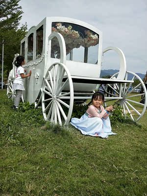 这个也太好了吧，完全超出想象了，之前怕拖不住，怕掉，怕走路会晃，穿好后一切顾虑都打消了，真的是我想多了，哈哈哈，罩杯也够大，很轻，也是薄杯的，光这点都已经很难得了，我昨天拍的照，一天都没掉，哈哈哈，好期待照片快点出来，那看起来很漂亮的婚纱照现场简直是人挤人，哈哈，到处是横七竖八的新娘躺着，哈哈哈，祝卖家生意兴隆，我以后需要还会来的