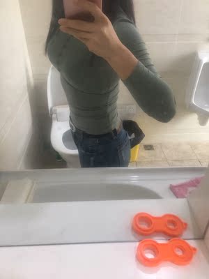 之前买过一件粉色同款，别家的，55一件，比较一下：无论是手感、做工，还是布料，都是粉色那件好。绿色这件唯一的好处就是，因为布料不够好，弹性很大，正好能包下我，而粉色那件稍显紧绷。当然了，抛开价钱谈质量，无异耍流氓。本身就有价格差距在，所以衣服不一样，也能接受的。就是以后买东西千万不能抱着低价货好的想法了，一分钱一分货，只有错买，没有错卖。