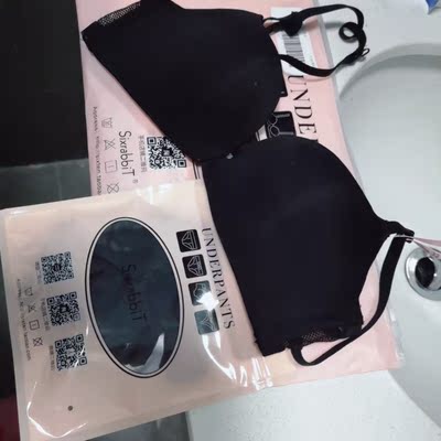 哇真的好舒服&hellip;穿着贴身无约束感😂手感真的棒好吧，滑滑的凉凉的质感，感觉质量很好啊，前扣也很方便，第一次穿感觉很顺手哦