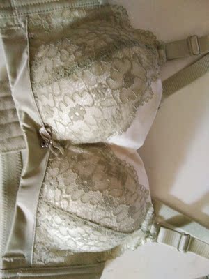 内衣质量很好，面料柔，穿着舒服，无色差，和图片一样，聚找效果很好，值得购买。