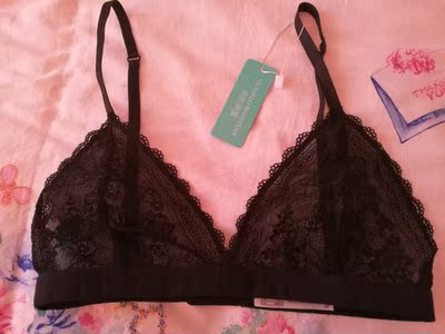 宝贝收到就急着打开看看，质量一直是那么好，料子柔软，穿着舒服，虽然有点透，现在温度低了，穿厚衫不用乳贴就可以，自从穿了他家内衣以前的都淘汰了。