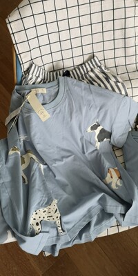 他家买过好几套情侣睡衣了,都是蓝色系的,感觉他们家的蓝色很好看,是流行的莫兰迪色系那种蓝灰色,不是粉嫩的特别鲜艳,看着很舒服。睡衣质量很好,洗了之后都很柔软,基本上没有变形,没起球 他家买过好几套情侣睡衣了,都是蓝色系的,感觉他们家的蓝色很好看,是流行的莫兰迪色系那种蓝灰色,不是粉嫩的特别鲜艳,看着很舒服。睡衣质量很好,洗了之后都很柔软,基本上没有变形,没起球