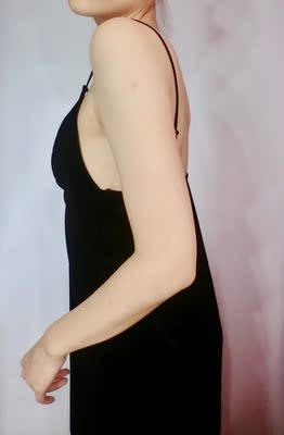 质量出乎意料的好，剪裁完美，穿起来超级显身材，好看极了，关键是料子很舒服，物有所值，打算再买一件其他颜色的，