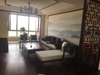 沙发的设计很好，古典风格是我喜欢的，摆放好后整体看起来很大气，和我家客厅的装修的很搭