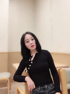 衣服质量好，穿上很舒服，面料，做工都很不错，卖家发货也挺快的，重要的是和图片没有区别，可以穿出去美美的了。