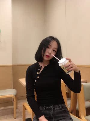 衣服质量好，穿上很舒服，面料，做工都很不错，卖家发货也挺快的，重要的是和图片没有区别，可以穿出去美美的了。