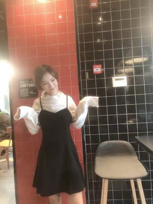 这家店已经无限回购了，很经典的小黑裙，质量和价格没话说的，本来以为这条裙子只能御姐的，到手之后随便加在了毛衣上面觉得很好看，就这么穿出门了，必须好评