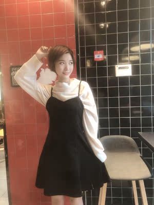 这家店已经无限回购了，很经典的小黑裙，质量和价格没话说的，本来以为这条裙子只能御姐的，到手之后随便加在了毛衣上面觉得很好看，就这么穿出门了，必须好评