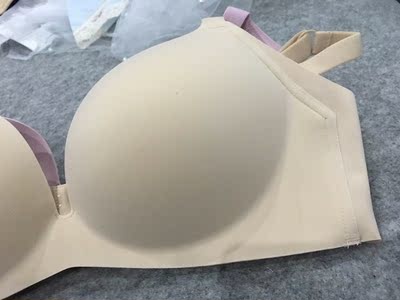 这个文胸是无痕的,带的很舒服,很透气。运送速度很快,很满意的一次购物质量很好,希望更多的朋友信赖．店主态度特好。穿上舒服,大小合适。上身效果很好,有聚拢胸部的效果,我还怕在网上买的胸衣不行呢。