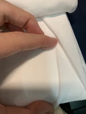 其实我觉得我还是太心软了,遇到这种卖家还是给差评的好,我说明事实但是遭到恶言相向,而且对顾客爱理不理,快递问题还是等了一天多才回复我的。另外两双袜子也存在小洞的情况(没穿过刚拆包),觉得我白色拍的不明显的可以去看另一位买家的差评,跟黑色款洞洞是一模一样的 其实我觉得我还是太心软了,遇到这种卖家还是给差评的好,我说明事实但是遭到恶言相向,而且对顾客爱理不理,快递问题还是等了一天多才回复我的。另外两双袜子也存在小洞的情况(没穿过刚拆包),觉得我白色拍的不明显的可以去看另一位买家的差评,跟黑色款洞洞是一模一样的