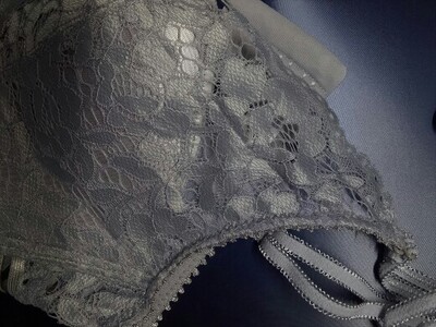 有点扎肉，但是又具体说不出来是哪里扎，摸着面料挺好的，大小的话都得是放到最大尺寸，但是还是有点勒，我还特意量了量我的胸围我没有胖，就是稍微有点小，不知道以后穿多了会不会松一点，总体来说还可以，建议买的时候稍微买大一个号的