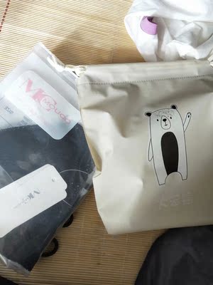 包装很不错了,蓝色真的很好看,很高级有没有,第一次买这种内衣,是真的很薄,很出乎意料做工也非常的号,没有多余的线头,可以说是非常满意了 包装很不错了,蓝色真的很好看,很高级有没有,第一次买这种内衣,是真的很薄,很出乎意料做工也非常的号,没有多余的线头,可以说是非常满意了