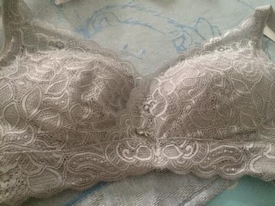 挺好的，够薄透气！之前穿的都是无痕海绵款 夏天出汗好热不透气老是闻得到内衣的一股汗酸味，受不了。