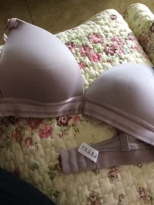 一口气在店里买了三件，舒适好穿 轻便型的 聚拢在同类型文胸里算不错  颜色是很有质感的灰 偏浅一些