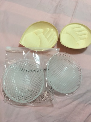 硅胶的胸垫比海绵的要重，很柔软，健身瑜伽穿运动文胸，一天都要洗一次，买个硅胶的试试，不用怕洗坏，不担心洗发霉，不用买新文胸了，放里面试了还不错，发货很快，5分。