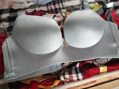 内衣摸上去很柔软,质量很好,聚拢效果很好,颜色也好看,按平时穿的码数下单,刚好合适,价格实惠,比商场的便宜,很划算。穿上不扎人也不勒,没有色差,没有难闻的气味。 内衣摸上去很柔软,质量很好,聚拢效果很好,颜色也好看,按平时穿的码数下单,刚好合适,价格实惠,比商场的便宜,很划算。穿上不扎人也不勒,没有色差,没有难闻的气味。