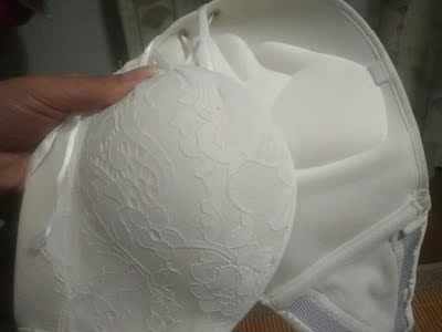 特意买来结婚穿的，今天先试穿了一天，面料很软很舒服，绳子一拉沟沟真的出来了(๑＞ڡ＜)☆一整天都不会掉，聚拢效果不错，真的超级满意的！一起买了别家的同款，一对比就明显感到这款比较软，蕾丝花纹也更高档，虽然这款价格是别家的两倍，但是效果不止好两倍，亲测哦！