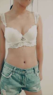 这款内衣聚拢效果不错的哦，大家千万不要错过了哟，这一款给人得一种感觉的就是上薄下厚的感觉，刚好剪掉了一些平常我们常常穿的那些束缚感，面料也是可以的哦，内衣的设计上的剪线蕾丝工艺也是不错的哦，最主要的是店家很有耐心的解决问题哦。  