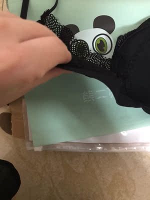 蛮好看的法式内衣。薄，无钢圈，没有束缚感。穿吊带裙就算露出肩带也不会尴尬。绝对不会凸点。小胸内衣穿友好。送的收纳袋也很好看，满意呦