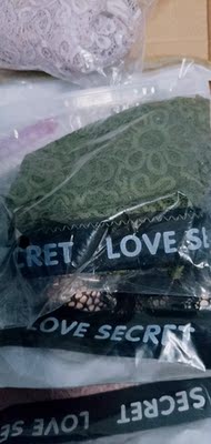 首先一定要赞一个。非常满意的宝贝nice. 客服小姐姐态度也超级温和，内衣质量没的说，布料舒服，贴合肌肤，收副乳，总之这次购物很圆满啦=￣&omega;￣=✔嗯哼～走过路过，不要错过呦😋哈哈～还赠了两个胖次，一样的质量✔