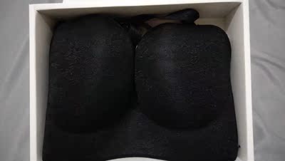 内衣很舒服,很服帖。包装盒很完美,第一次买到这么舒服的内衣,好评 内衣很舒服,很服帖。包装盒很完美,第一次买到这么舒服的内衣,好评
