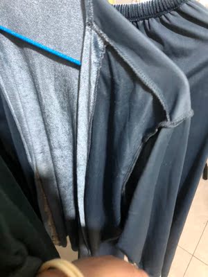 收到货后看着亮亮的我以为是颜色灯光的问题，谁成想洗完之后一起洗的衣服上都是闪闪亮亮的星星，睡衣贴身衣物，不建议涂抹一些装饰品，现在衣服都不知道怎么办了，穿出去到处亮亮的想想都是廉价的感觉，不建议购买，真是坑