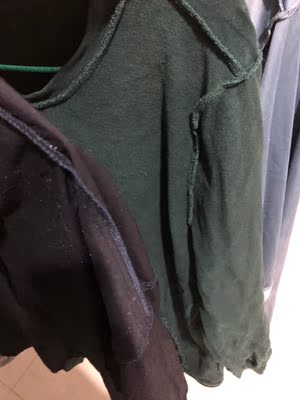 收到货后看着亮亮的我以为是颜色灯光的问题，谁成想洗完之后一起洗的衣服上都是闪闪亮亮的星星，睡衣贴身衣物，不建议涂抹一些装饰品，现在衣服都不知道怎么办了，穿出去到处亮亮的想想都是廉价的感觉，不建议购买，真是坑