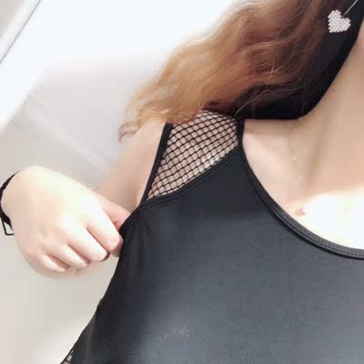 泳衣号码很合适 很好看呢 做工不错 弹性也大 黑色很显瘦哦 腰部镂空设计很性感 朋友们都说好看 推荐购买哈