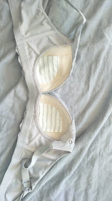 宝贝很薄，穿起来很舒服，快递也很快，两天多就到了，价格也好实惠啊，感觉应该挺透气的，就是我左边感觉有点刮，可能是我个人的原因哈哈哈，穿了之后穿上衣服感觉很自然，没有那种显胖的感觉。码数可能偏大一些？？还是我太瘦了，后面的扣子要扣到最里面😂，要是穿久了松了我就真不知道咋办了，但是前面是蛮合适的。没有钢圈海绵真的好舒服！穿衣服也好看多了，打算先穿一段时间，有什么问题再追评好了！