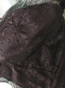 大家都说微家的文胸那么好，我选了好久，选了这两款，穿了之后真的好舒服，也不紧绷，特别适合，不说假的，这是我穿过最好穿的内衣了。尤其是薄杯的，超级软，超级舒服，我这是体验过才来发的评论噢，月舞飞樱那款罩杯薄厚适中，刺绣的质量非常好，然后穿上身很合适，包的好，就买平时穿的尺码，反正我觉得都很满意，马上我就介绍给我的朋友了，怎么之前都错过那么久，要是一早就知道那就好了，因为是小胸的，网上买文胸很难买到合适的，我买的润微家这两款小胸也可以穿刚刚好，聚拢效果也挺好的没有钢圈不勒人，所以我决定以后都要买你家的。