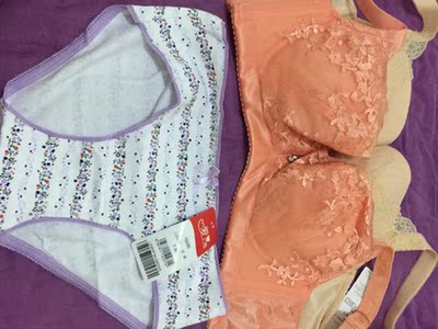 一直在实体店铺购买，发现网店先抱着试一试的心态，收到货试了一下，和实体店的差不多，穿段时间再来追评