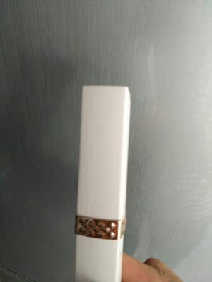 以前都是用脱毛膏的，今年试试脱毛神器，这小东西就像口红一样，方便携带，装上电池上就可以用，没伤皮肤，挺好的，