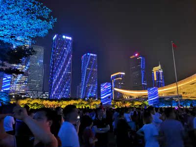 摸起来很舒服，穿起来也不勒，主要是质感很好，性价比高，建议入手哟各位小仙女～