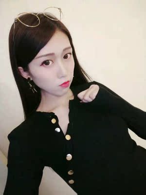 宝贝不错，价格便宜主要是，款式新颖，黑色百搭到了两天了拍了几张照片发出来看看，小扣子绝对时尚。感觉自己真是有眼光。