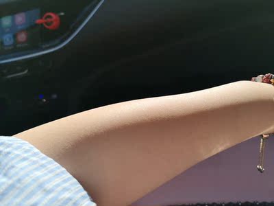 平日买的亲不用怕清关慢，客服说的一周时间到，我的是16号晚上拍，19号就到了。效果的话拍照看不出来，因为每次都是剃了之后用，之前是因为怕没效果所以才没确认收货。  19号到货先开始做手背，第一次没不良反应，21号第二次四肢一起，我体毛比较重，做完穿裤子感觉麻麻的，23 25 29号，一共五次，前三次没感觉有效，因为有些漏剃的毛，拔了跟以前直接拔的一样疼，昨晚29号第五次，嫌麻烦就没剃大腿部分直接做，结果洗澡的时候发现毛孔发红红肿蛮吓人，可能是激光烧到皮表毛发弄的，睡一觉起来就消了。  刚才拍照之前再拔了几根手臂的毛，很轻松就拔起来了，也没之前那么疼，应该是有效了，坚持下去应该不错，而且后面这两次明显看到毛的生长速度慢下来（因为夏天的时候有去医美做腋毛，也是前两次也长，但是毛囊没力了那种感觉，没去医美是因为价格跟我毛发重，手指手背还单独收费，四肢做完起码5k+）。  像我这么懒的人，狠下心买了在冬天悄悄坚持用，就是为了夏天光溜溜。不过亲们注意一定要注意保湿，毛剃干净之后再做，不然光溜溜之后就会像我照片那么丑