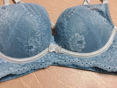 、做工、颜色都很不错，穿上效果很棒，本人胸偏小，轻微外扩，这款内衣完美的给调整的很集中，聚拢效果如愿以偿，性价比比实体店的高出很多，面料的蕾丝很柔和，里面内里是纯棉的，穿着特别舒服，还设计了加厚备用袋，偷偷说一下我垫上自己的丰胸精油袋胸型更加完美了许多。嘻嘻，感觉有点话痨了，但是真的超赞超赞的，值得信赖的品牌，完全满足了老夫的少女心哈哈！！会一直关注你家的，有新品记得给我优惠哦。大爱